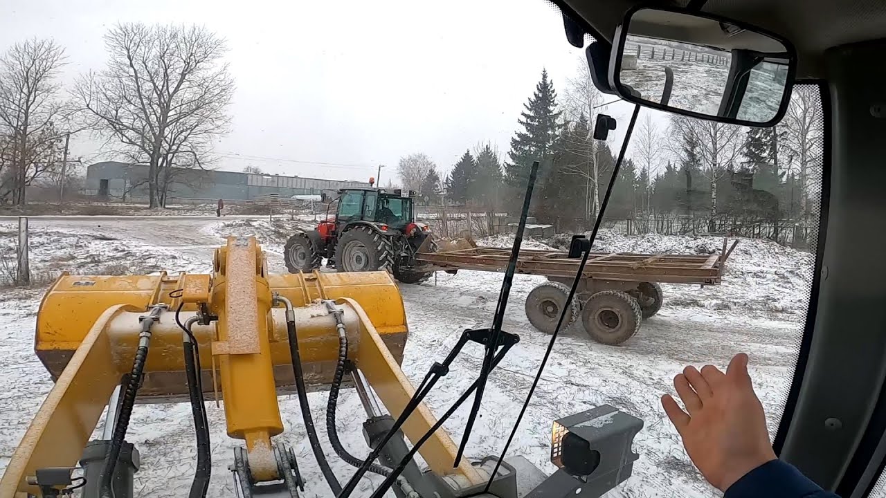 Загрузка и транспортировка рулонов соломы на новых тракторах! - YouTube