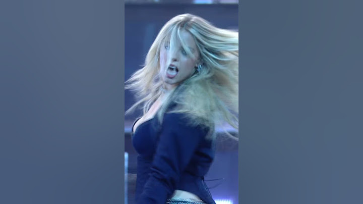 Leave me alone so I can rewatch this @reneerapp performance over and over again. #AMAs