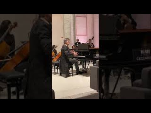Antonio Casanova stupisce tutti al pianoforte.