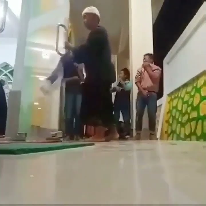 Video lucu saat sholat tarawih || bapak2 nabrak kaca pintu Masjid 🤭🤣🤣🤭