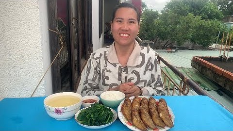 Bữa cơm đạm bạc vậy thôi mà vẫn đủ đầy chất: CÁ MÓ CHIÊN, MỒNG TƠI LUỘC lấy nước vắt chanh làm canh