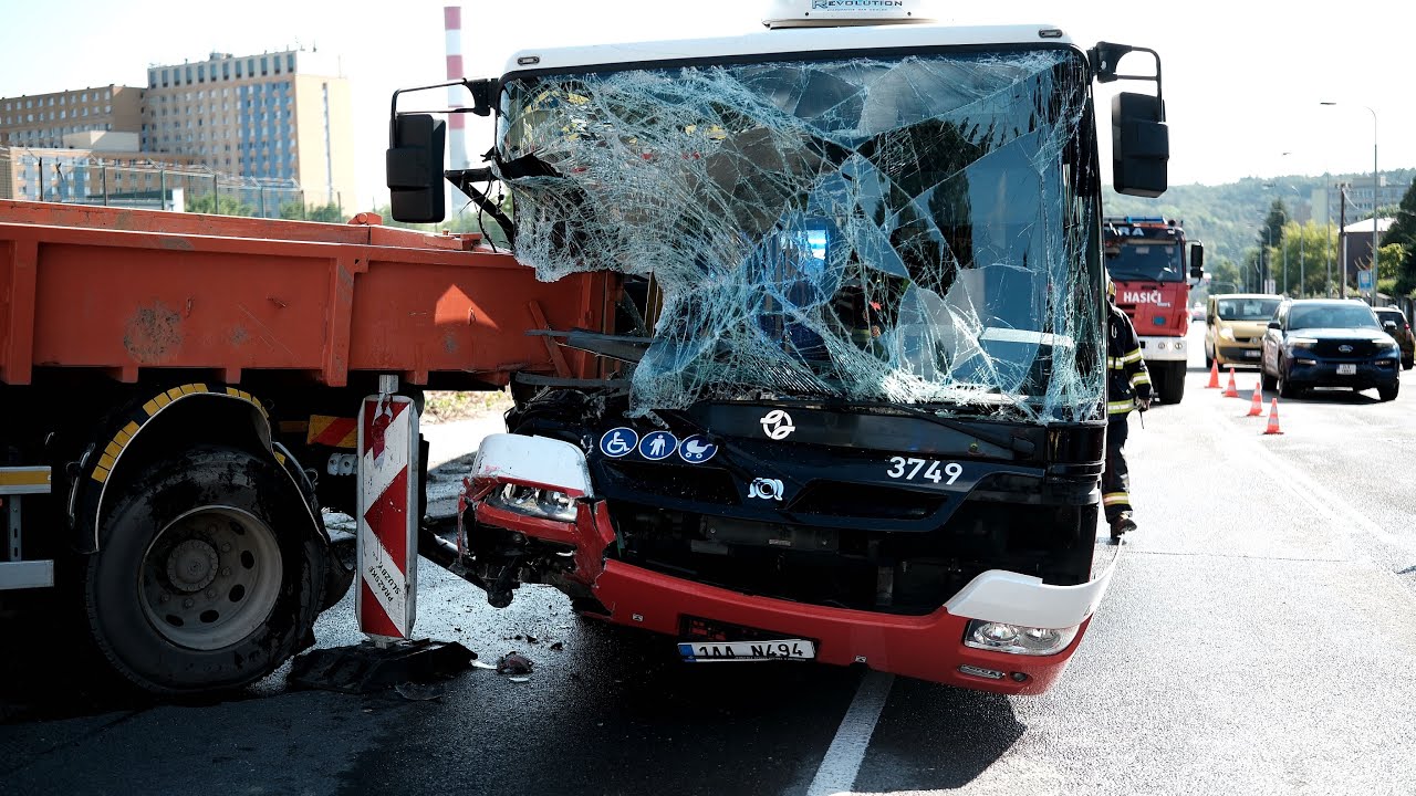 V Krči se střetl autobus s nákladním autem, hasiči museli vozidla od sebe odtrhnout.