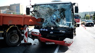 V Krči se střetl autobus s nákladním autem, hasiči museli vozidla od sebe odtrhnout.