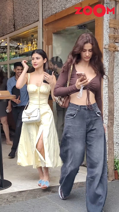 BFFs Mouni Roy and Disha Patani spotted outside a restaurant 😍 #shorts #dishapatani #mouniroy