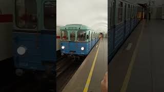 выезд ретропоезда из оборотного тупика станции Площадь Ленина