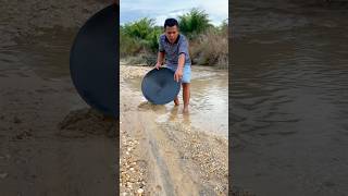 Wow, amazing, the black sand contains thousands, even millions of gold dust.