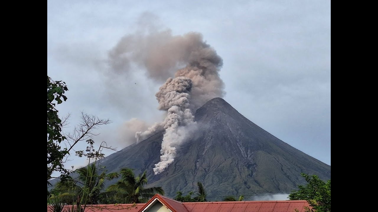 Libo libong evacuees, lumikas sa pagsabog ng bulkang Mayon