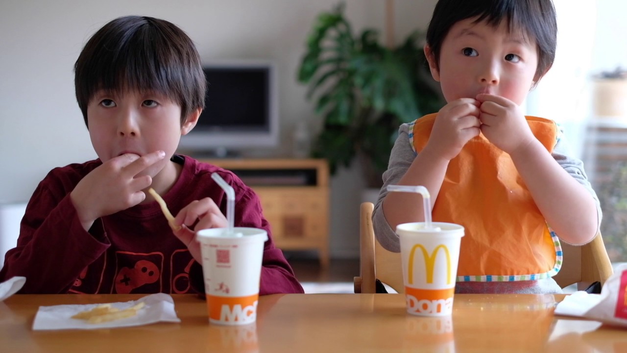 世界一ハンバーガーをおいしそうに食べる1歳児が8歳になったwithうみ Youtube 世界一ハンバーガーをおいしそうに食べる1歳児が8歳になったwithうみ Youtube