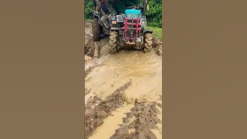 trời mưa đường bùn lầy xe công nông đi không được luôn