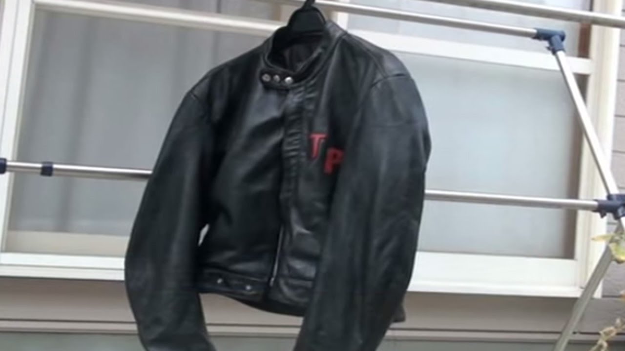 ライダースジャケット(革ジャン)を革るんで洗濯します - YouTube