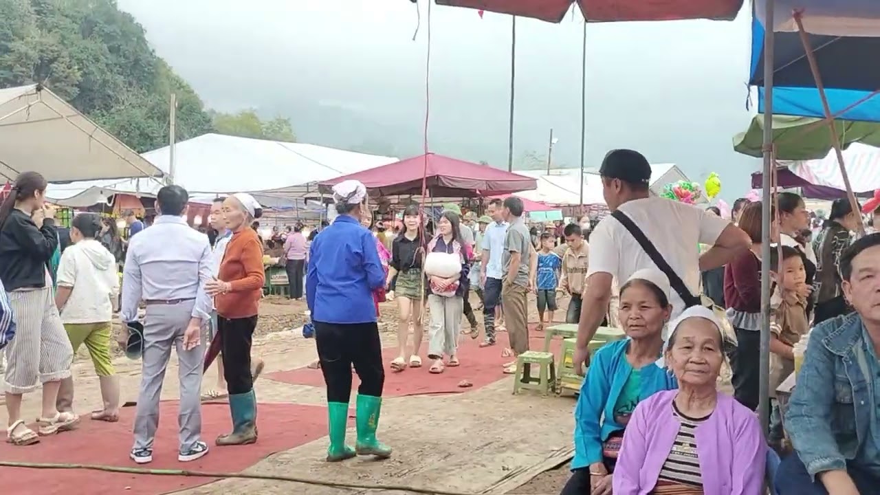 NGHỆ NHÂN BÙI BẢY GẶP NGHỆ NHÂN MƯỜNG VANG Ở LỄ HỘI