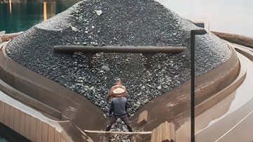 The Whole Process Of Immersion Unloading Of Tens Of Thousands Of Tons Of Pebbles