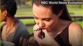 حصريا أنجلينا جولي تأكل الصراصير والحشرات