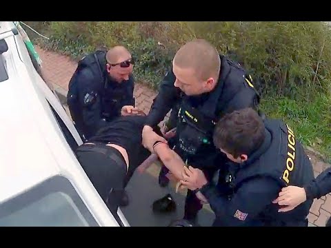 Šílenec na Slovanech ohrožoval desítky lidí - policie nyní uvolnila i video z jeho pronásledování