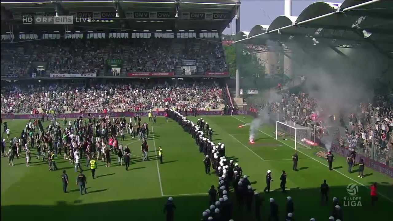 Rapid-Fans stürmen Spielfeld // SPIELABBRUCH // 297. Wiener Derby //  22.05.2011 ORF HD - YouTube