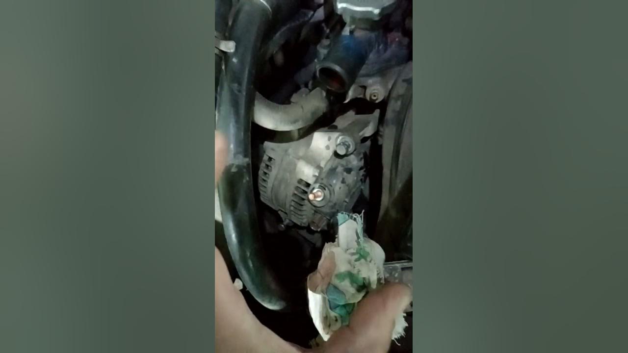 Remoção e instalação do gerador no carro Volga GAZ 31105