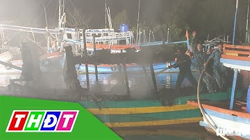 Hải quân cứu hàng chục tàu cá khỏi hỏa hoạn trong đêm ở Kiên Giang | THDT