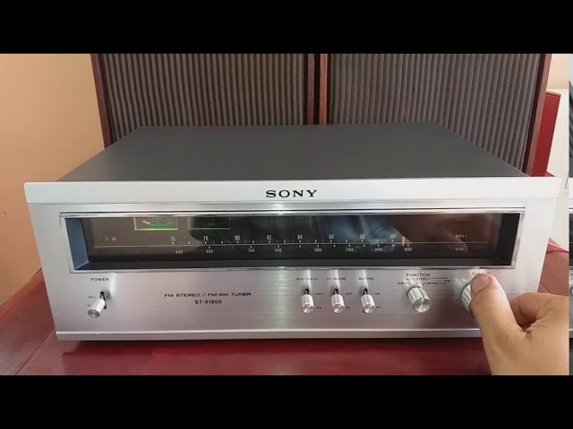 Testing a beautiful, classic vintage tuner with great reception