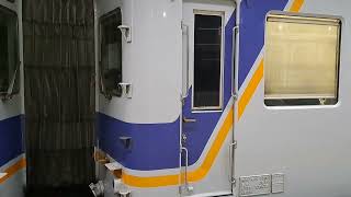 関西空港駅に到着した南海特急ラピートβと発車する南海7100系電車