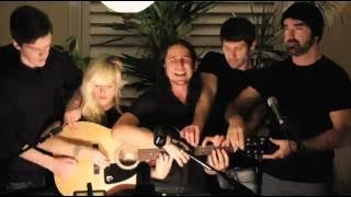 1 gitar dimainkan 5 orang