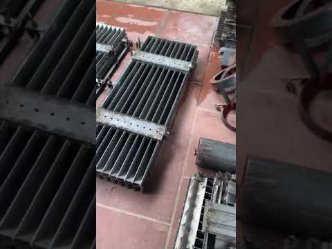 Video Hộp khuôn sắt 10 nan vát lệch hàng rào bê tông đúc xi... - youtube