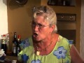 Madre encuentra revista porno gay a su hijo