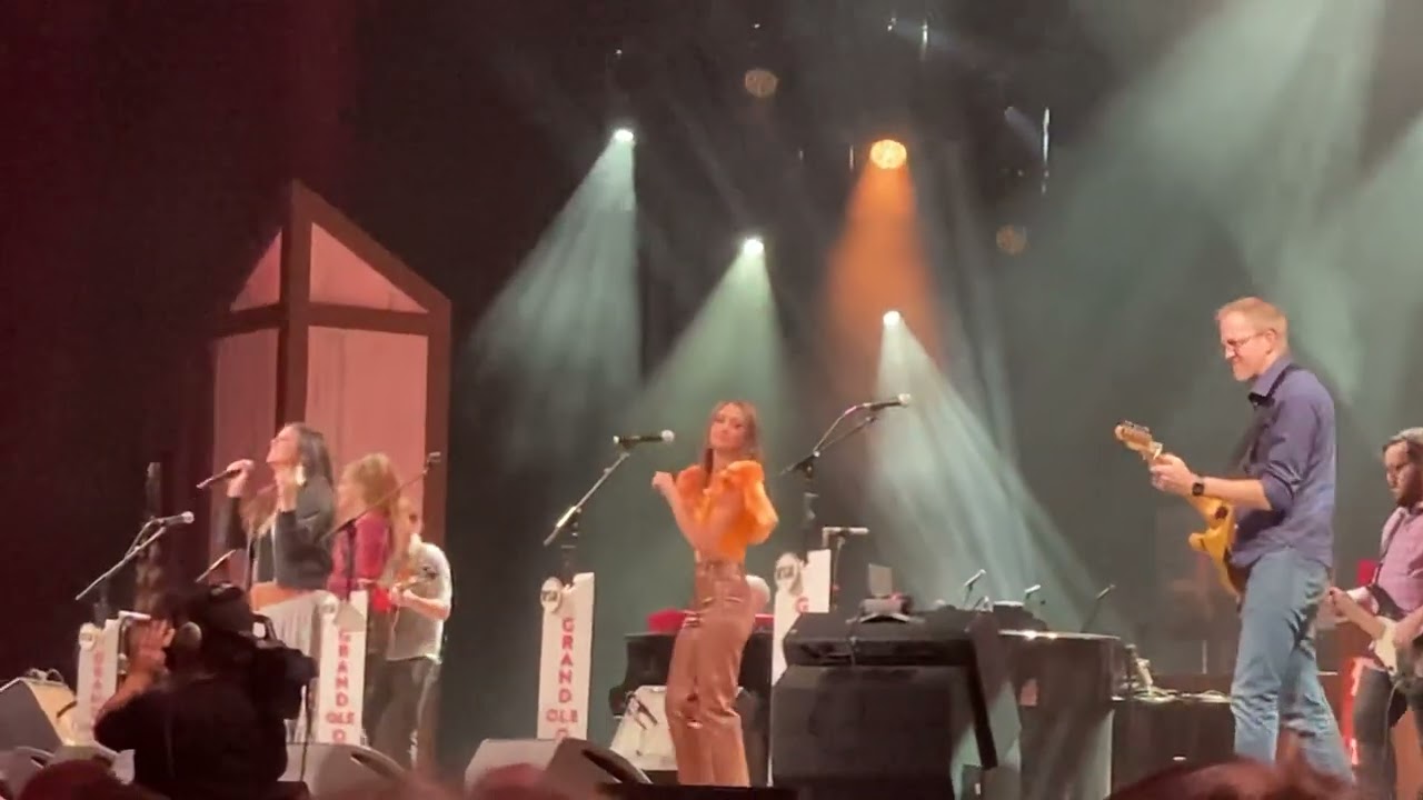 Suds in the bucket bySarah Evans live at the Grand Ole Opry