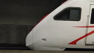 2163次EMU892+EMU891二代微笑號區間車，以及412次TEMU2015+TEMU2016普悠瑪號，和2144次微笑號區間車