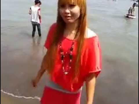 Cewek main di pantai - YouTube