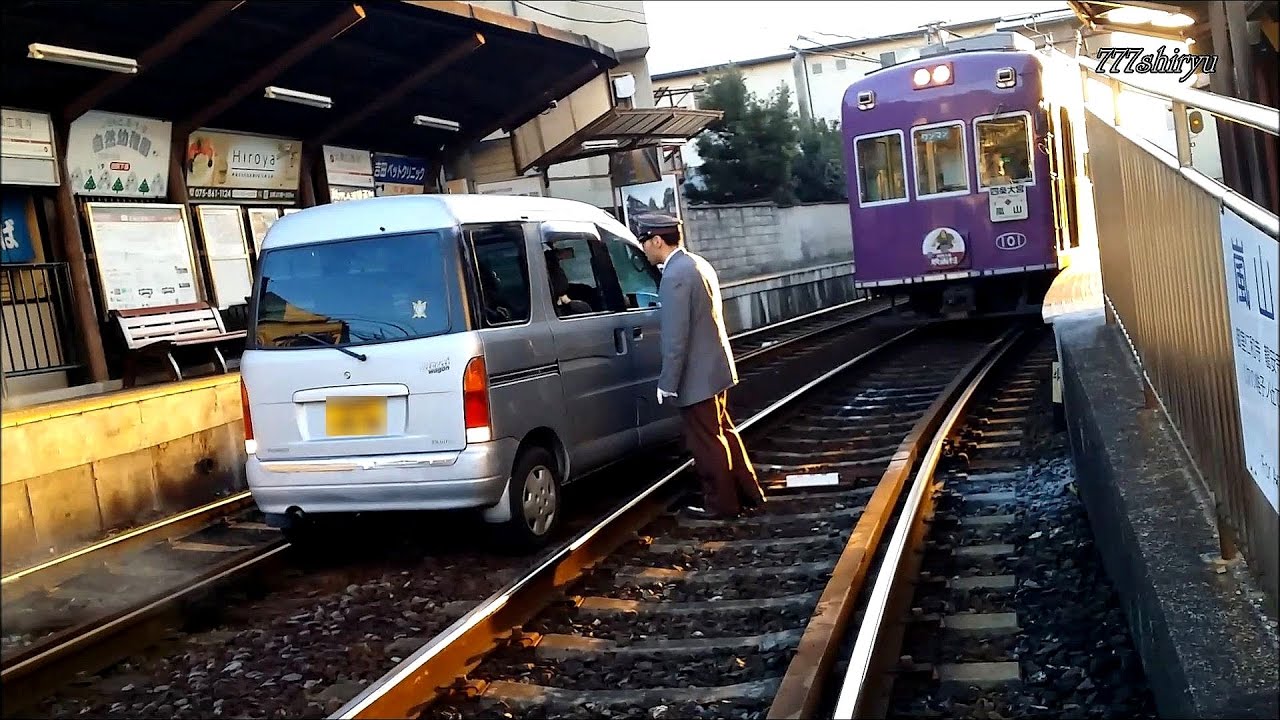 鉄道事故17 軽ワンボックスが線路内侵入で立ち往生 往来妨害 嵐電太秦広隆寺駅railway Trouble Kyoto Youtube