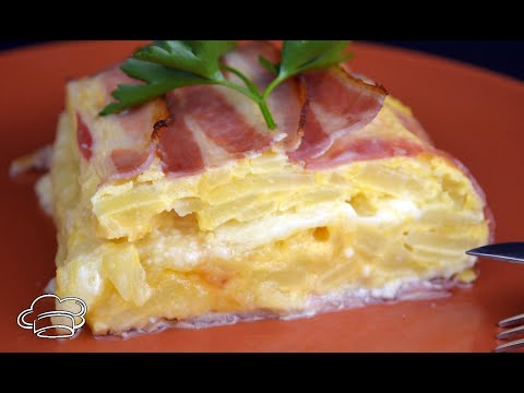 Pastel de tortilla de patatas con beicon y queso