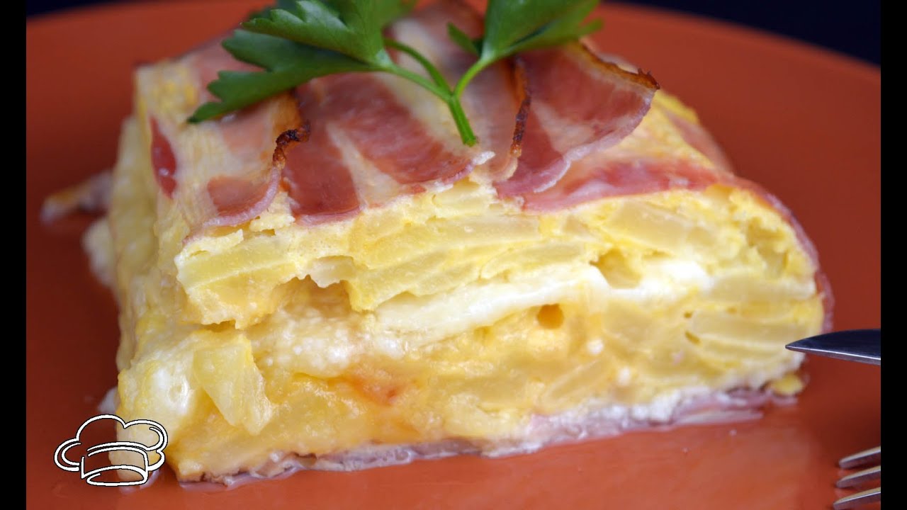 Pastel de tortilla de patatas con beicon y queso