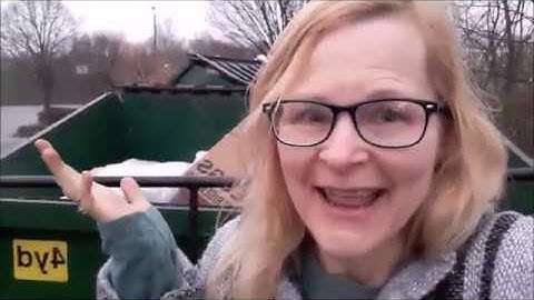 DUMPSTER DIVING ~ AMAZING DOLLAR TREE HAUL ~ I FOUND HUNDREDS OF DOLLARS WORTH OF MERCHANDISE!