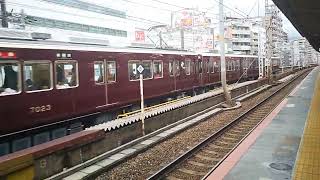 全般検査明けに運用する、阪急電鉄8000系8035F+7023F。