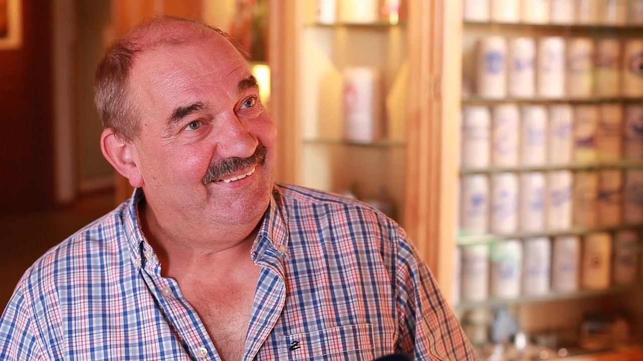 Bier-Experte Georg Lechner schläft in einem Bierfass