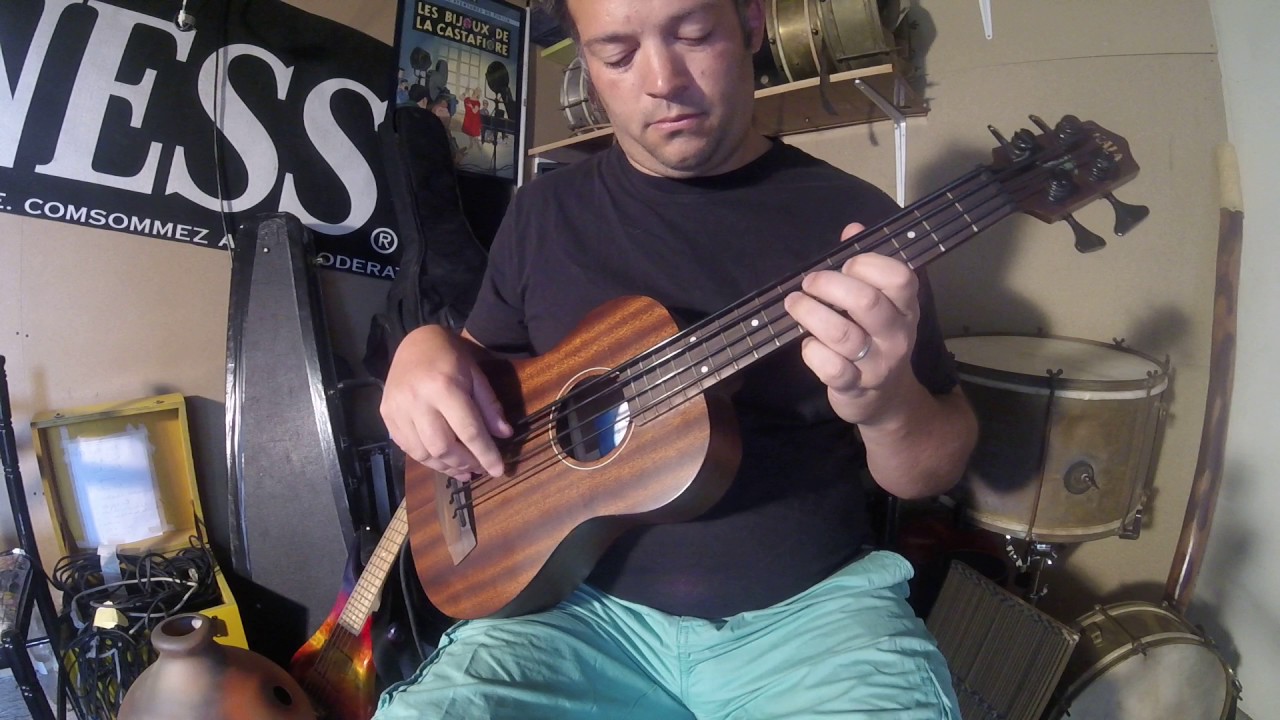 UBass Kala Loop station (ukulélé Basse) YouTube