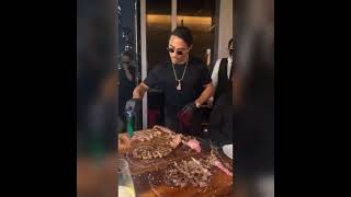 🚨BREAKING!!! SALT BAE FEEDS WOMAN IN FRONT OF HER MAN AND HIS REACTION WAS PRICELESS Information