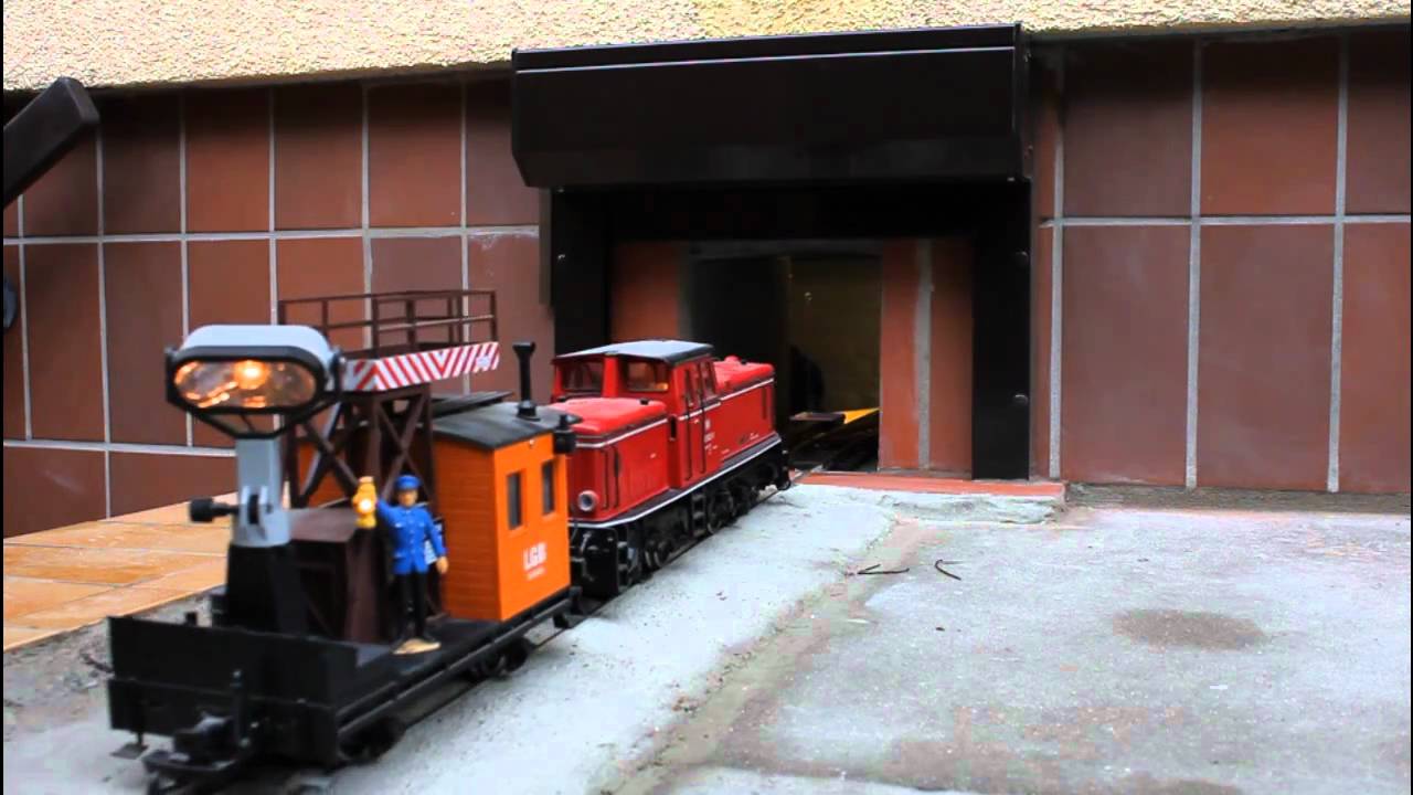 LGB Schattenbahnhof - Kellereinfahrt mit Tor