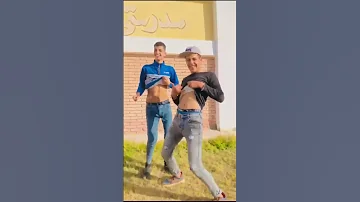 البت لابسه البنطلون سوتها باينه 