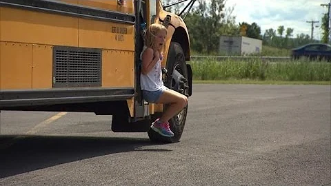 Watch 7-Year-Old Girl Get Dragged By Bus After Backpack Gets Stuck in Door - DayDayNews