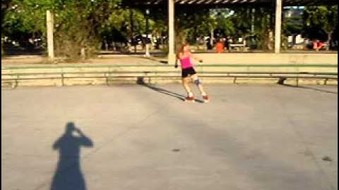 Backwards skating with three turns on inline skates or rollerblades.