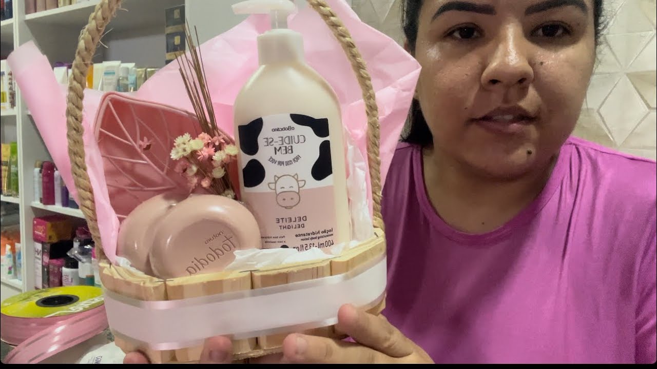 Como colocar o papel seda em pé dobrado na cesta oval?