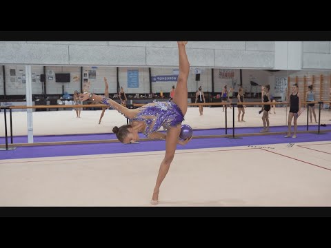 Videó: Dina Averina az orosz ritmikus gimnasztika csapat új sztárja