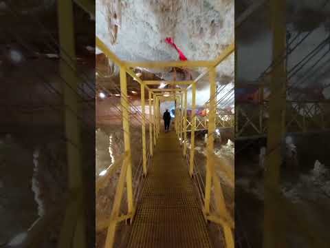 غار کتله خور در شهر گرماب در استان زنجان این غار بسیار زیباست