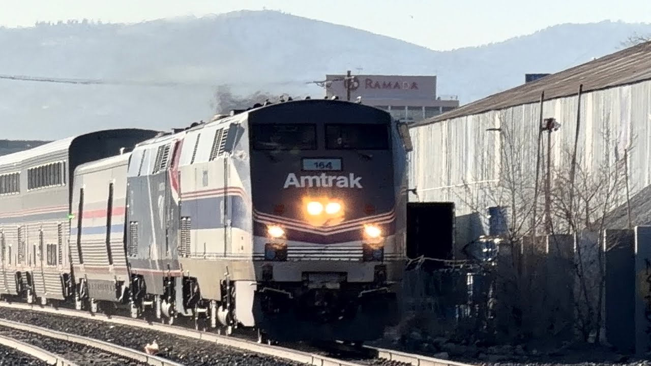 Поезд Amtrak California Zephyr № 6 с историческим вагоном № 164 на улице Галлетти в Рино, штат Не...