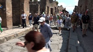 Touristen entdecken neue Kinderzeichnungen von Gladiatoren in Pompeji bei Neapel in Italien