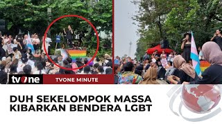 GAWAT! Bendera Pelangi LGBT Berkibar saat Aksi Women’s March di Monas | tvOne Minute