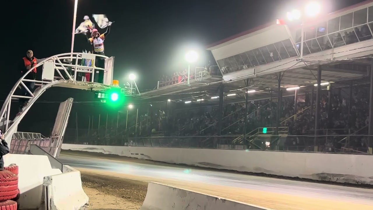 Mat Williamson takes the Billy Whittaker Cars 200 Checkers…