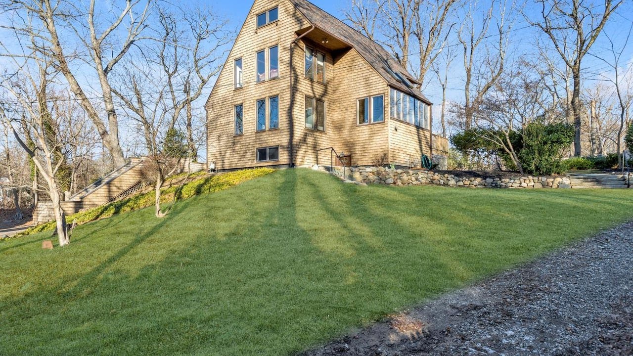 69 Main St, East Setauket, NY