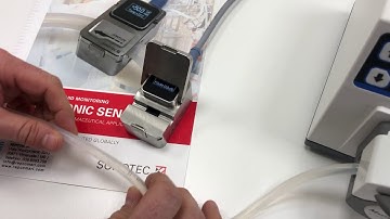 Inserimento di un tubo nel sensore clamp-on CO.55 SD di SONOTEC